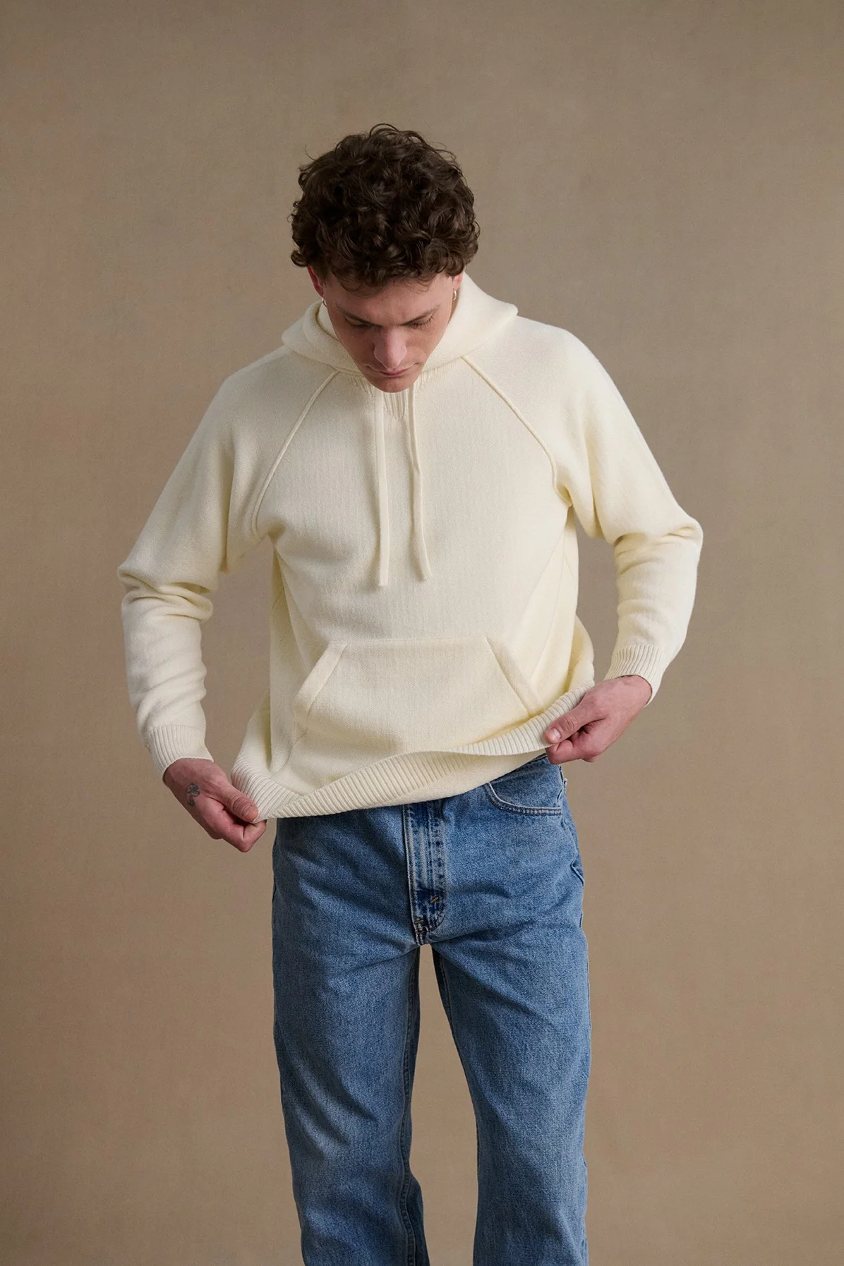 Hoodie écru en laine mérinos pour homme - Image 3